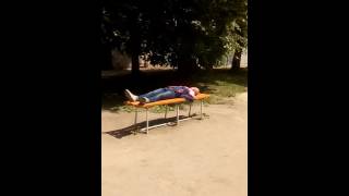 Пьяная не совершенолетния девушка спит на скамейке на детской площадке.