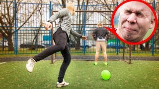 ПОЛУЧИЛ ПО ГОЛОЙ ЗАДНИЦЕ!?? / НЕПРЕДСКАЗУЕМЫЙ МЯЧ ?