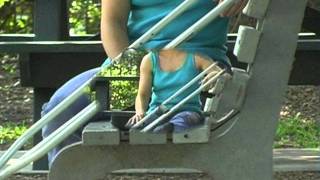 Dziewczyna, crutches & phone ring