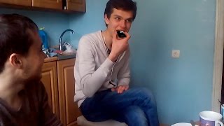 деньги решают всё! на спор съел свой телефон за 10 рублей