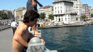 Eminönü galata köprüsünden atladılar
