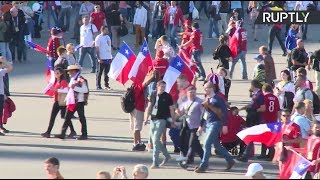 Болельщики прибывают к стадиону «Санкт-Петербург» на финальный матч Кубка конфедераций — 2017