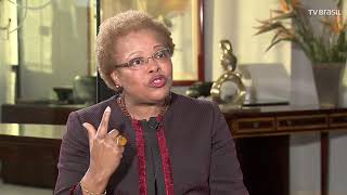 Maria do Carmo Silveira, secretária-executiva da CPLP, conversa com Roseann Kennedy