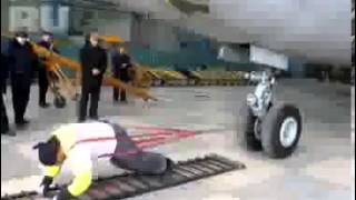 Силач протащил самолет Як-42. Максюта