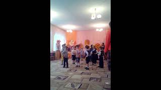 Праздник осени. Средняя группа 4-5 лет. Танец мальчиков "Подсолнухи"