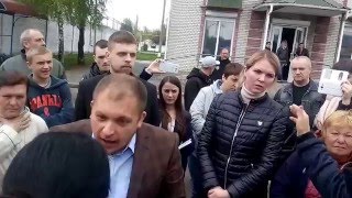 Артем Семеніхін спілкується з працівниками стихійного ринку, які збунтувалися та перекрили дорогу