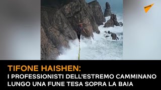 Tifone Haishen, i professionisti dell'estremo camminano lungo una fune tesa sopra la baia