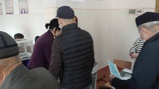 Выборы 2021- Город Ош № 5308- Председатель УИК вбрасывает в урну для референдума бюллетени