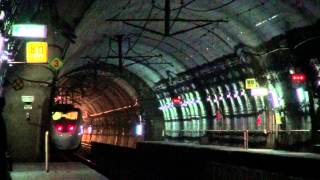 2014,9,24　【筒石駅を高速通過】　8001レ トワイライトエクスプレス と 特急はくたか 681系 がすれ違う　～北陸本線～