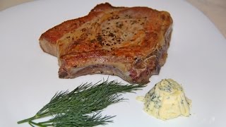 Корейка на кости. Стейк. Жаренное мясо. мясо в духовке