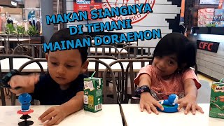 Makan Siangnya di Temani Mainan Doraemon Hadiah dari CFC