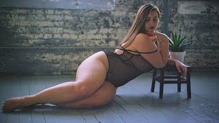 Lillias Right Art & lingerie model