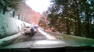 雪道での人助け