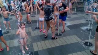 День города.Екатеринбург.Дети купаются в городском фонтане.