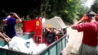 Работа измельчителя веток АМ-120БД на переработке веток
