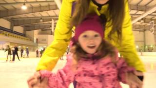Первый раз Алина катается на коньках In the first Alina skate on ice