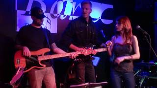 13 LOVE ME LIKE A MAN   Virginia Labuat en la sala BarCo con The Cord Carpenter Band