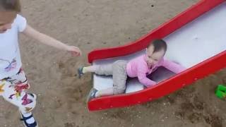 Детская площадка. Маша и Катя играют на площадке. Playground. 遊び場 // 操場