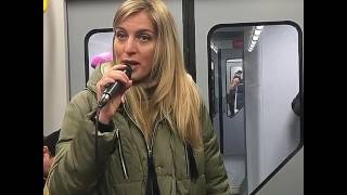 Почему дама с таким шикарным голосом поет в электричке??