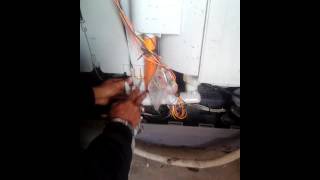 memperbaiki mesin cuci yang keluar air dari selang