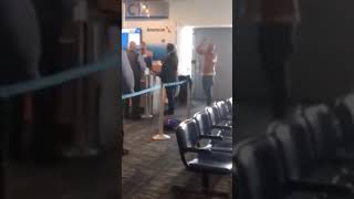 Aprensa hombre tras ponerse agresivo momento antes de abordar avión en Puerto Rico