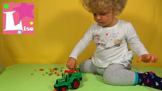 Игрушечный трактор с прицепом Игрушка детская Конфетки морские камешки Toy tractor videos