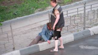 Прикол про пьяных - Пьяная баба лезет через бардюр