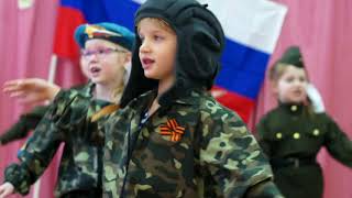 Попурри  на тему военных песен. Поют дети.