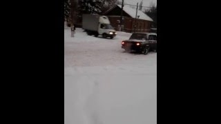 О, забуксовал. Зимние дороги в городе.