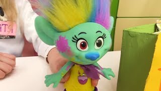 Игрушки из мультика Тролли в Мегаклинике. Детское видео