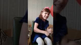 Леди Аня рассказывает стихотворение Е.Благинина Посидим в тишине.