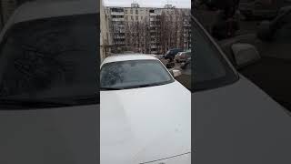 Кыргыз кыз Москвада саунадан тажик жигит менен чыгып кутуп отурат.