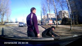 Вывалился пьяный на дорогу из машины. Пьяный на дороге.