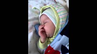 Прикол! Младенец сосет палец )))))))))))))))))))