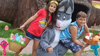 CRIANÇAS BRINCAM DE CAÇA AOS OVOS COM O COELHINHO DA PÁSCOA / Kids Pretend Play with Easter Bunny