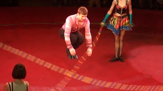 Circus. Acrobats rope. Цирк. Смотреть Акробаты на скакалках.