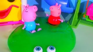 Играем в игрушки и купаемся