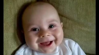 Младенец смеется с мамой  Очень мило!
