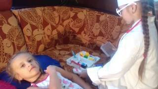 Лиза лечит Эвелину/ Сестрички Играют в доктора