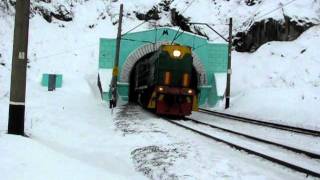 ТЭМ2-7818 со служебным поездом выезжает из тоннеля