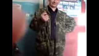 Мужик показал голую жопу