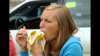Девушка сосёт банан! Girl sucks banana!