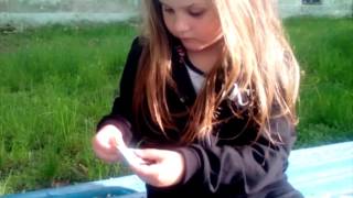 Катя открывает Киндер Сюрпризы. Katy unboxing Kinder Surprise.