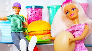 Видео для девочек. Куклы едут на кухню на машине! Игры в игрушки