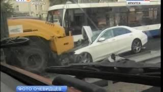 Mercedes въехал в асфальтоукладчик на улице Байкальская в Иркутске, "Вести-Иркутск"