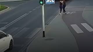 Девушка в шутку толкнула подругу под автобус