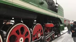 Паровоз П36 с ретропоездом готовится к отправлению от станции Иваново.