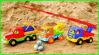 Spielzeugautos sammeln Bälle ein. Lehrreiches Video für Kinder.