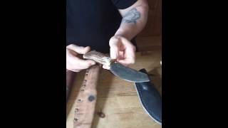 Der blecherne Alex stellt verschiedene Arten seiner handgeschmiedeten Messer und Werkzeuge vor.