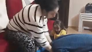 ноги моет  жене